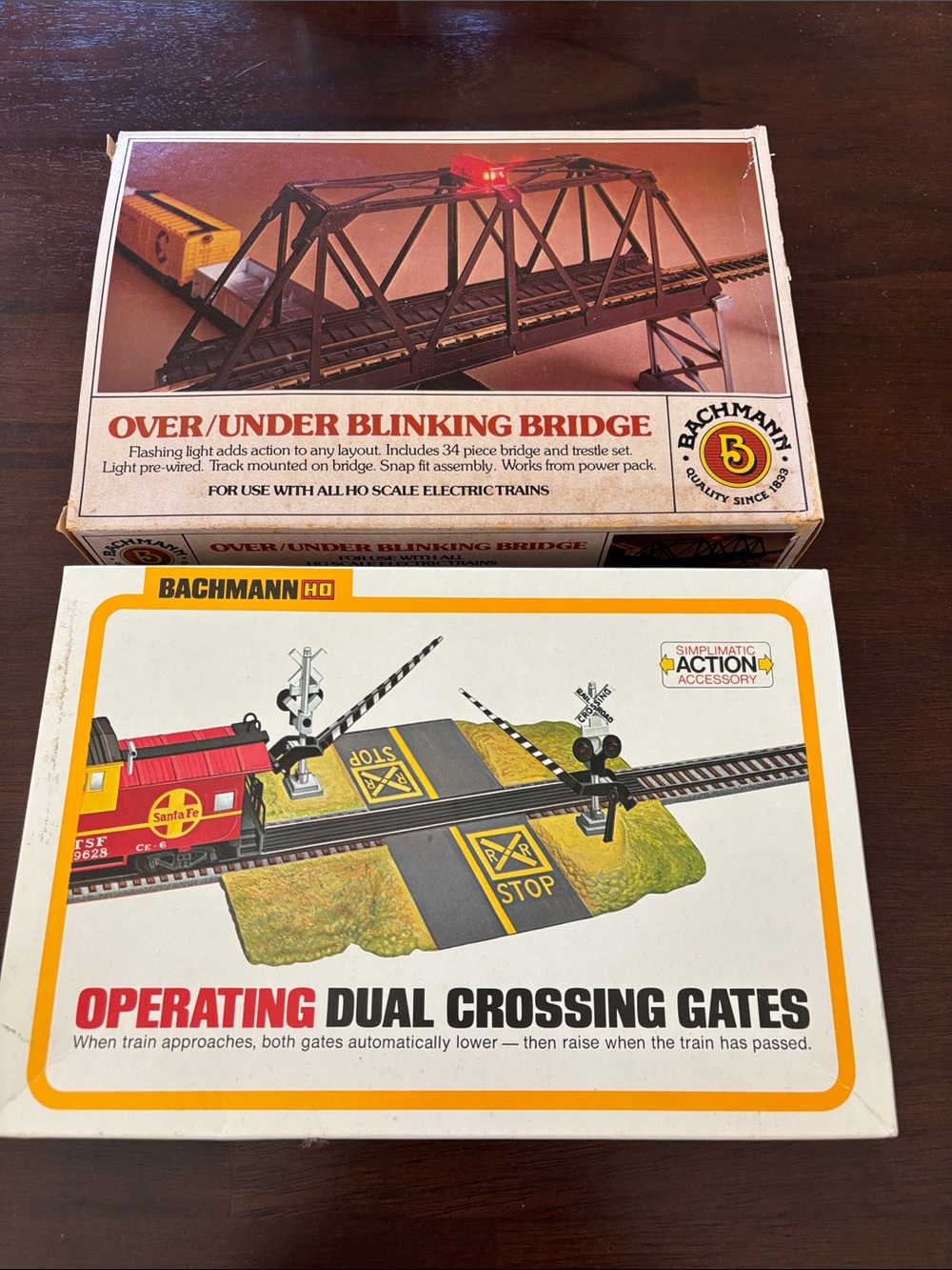 HO Operating Dual Crossing Gates & Over/Under Blinking Bridge - Brown/Black